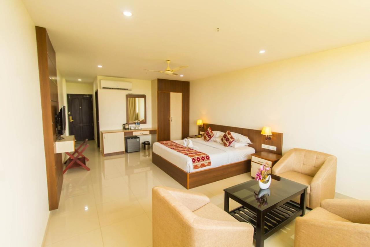 Hotel Miracle Residency Kizhake Chālakudi Exterior foto