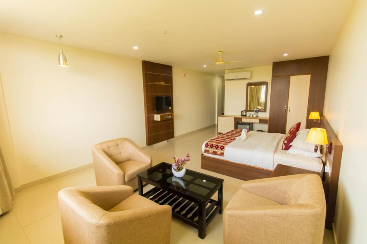 Hotel Miracle Residency Kizhake Chālakudi Exterior foto