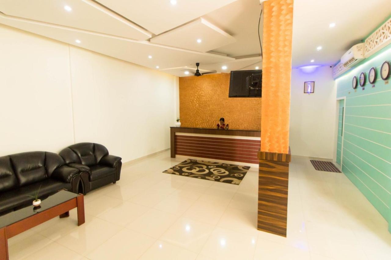 Hotel Miracle Residency Kizhake Chālakudi Exterior foto