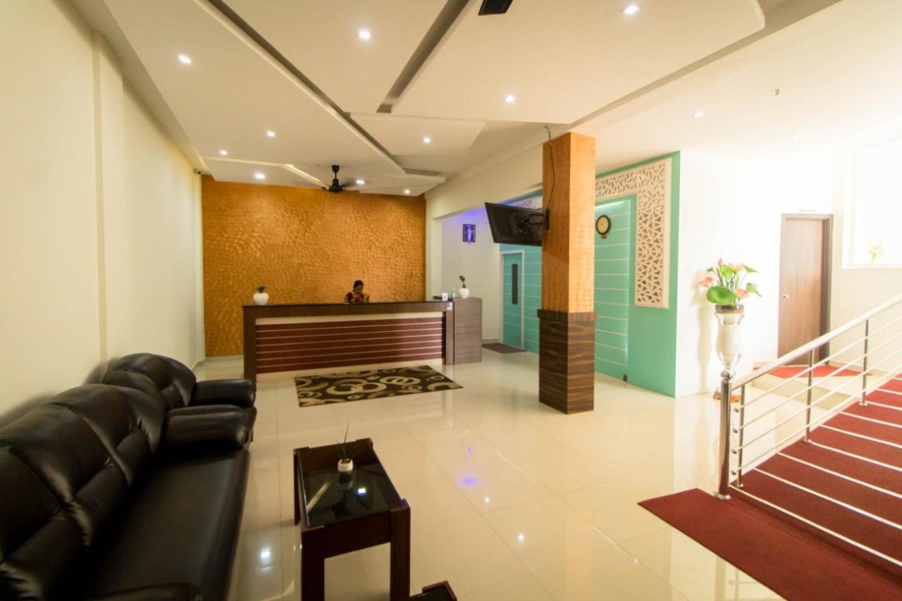 Hotel Miracle Residency Kizhake Chālakudi Exterior foto