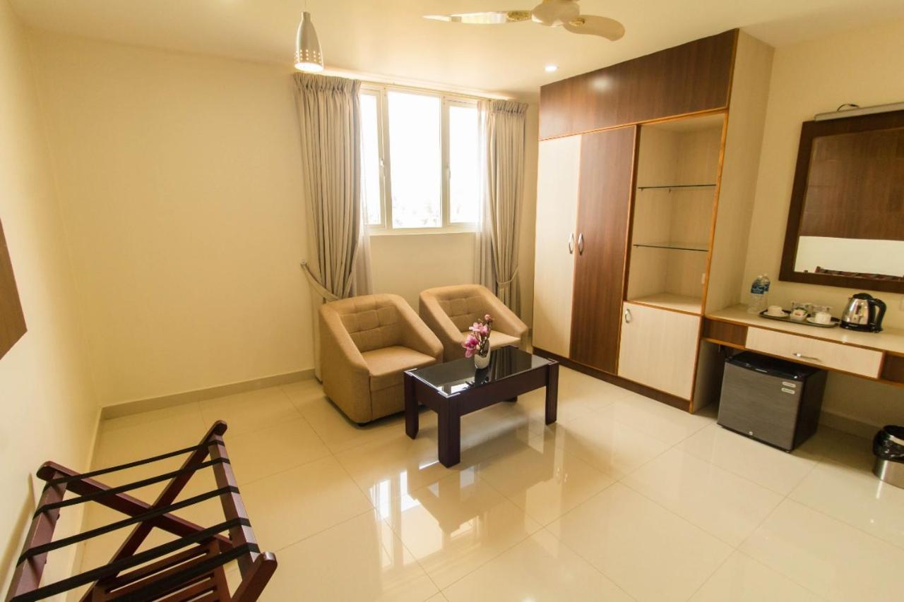 Hotel Miracle Residency Kizhake Chālakudi Exterior foto