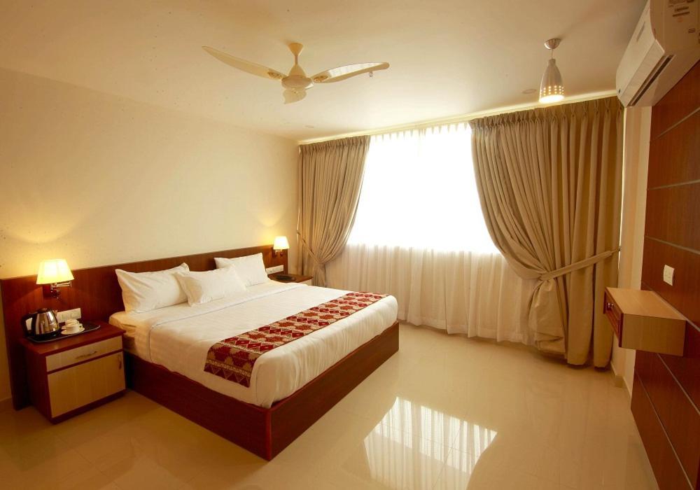 Hotel Miracle Residency Kizhake Chālakudi Exterior foto