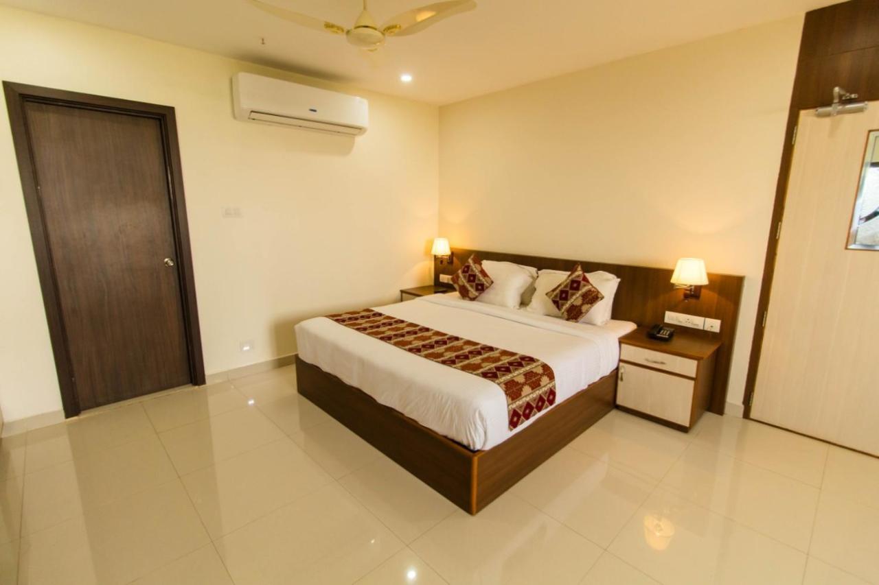 Hotel Miracle Residency Kizhake Chālakudi Exterior foto