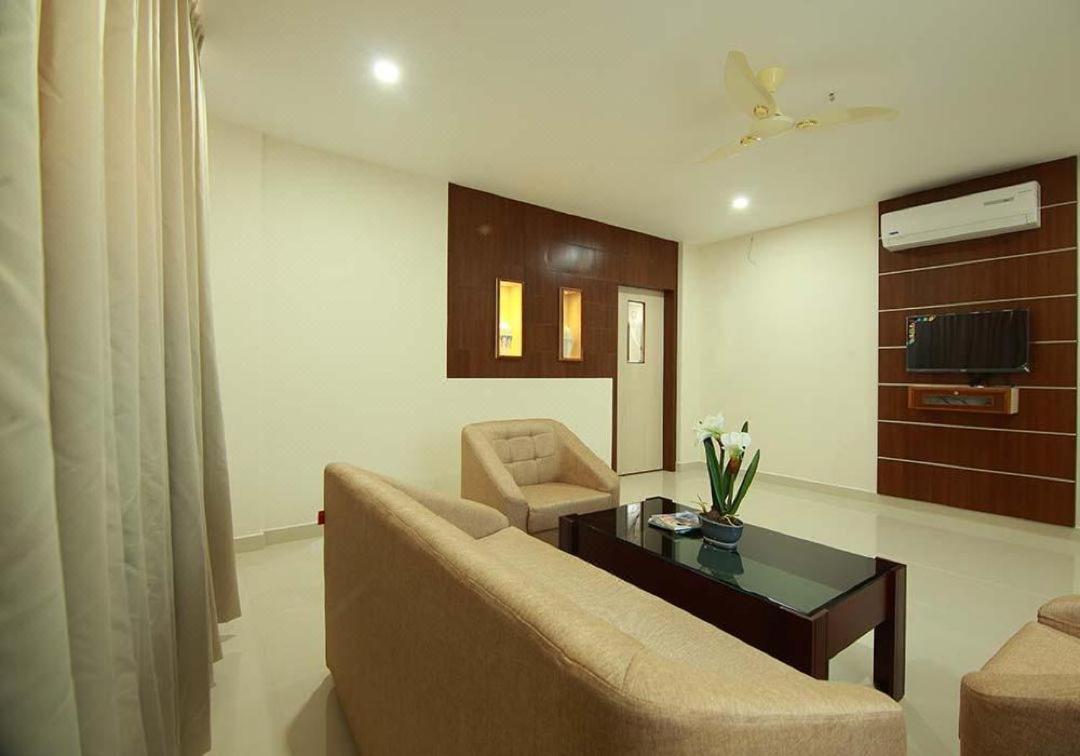 Hotel Miracle Residency Kizhake Chālakudi Exterior foto