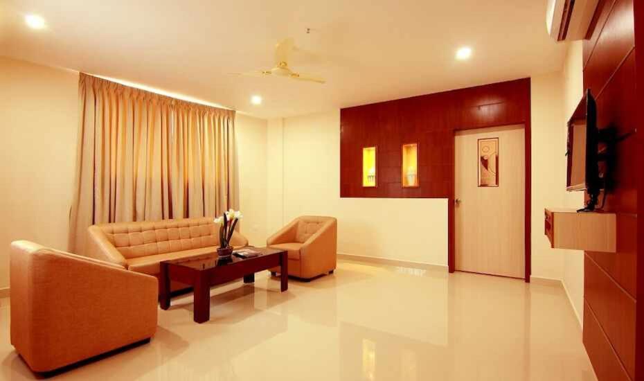 Hotel Miracle Residency Kizhake Chālakudi Exterior foto